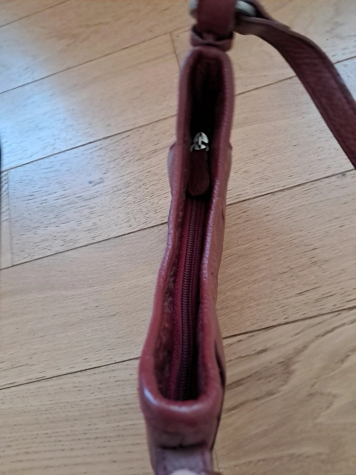 Sac à main rouge sombre bordeaux en cuir véritable grainé – photo 4